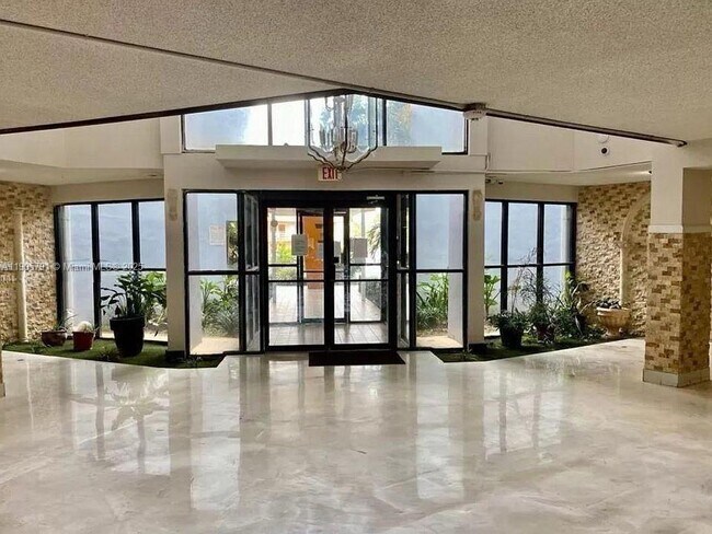 Foto del edificio - 2025 NE 164th St