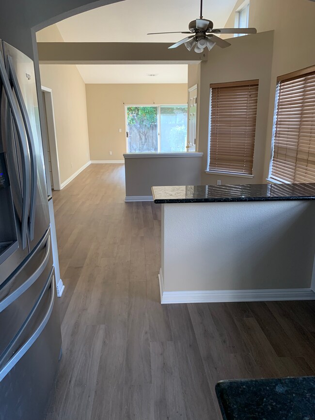 Vista desde la cocina a la sala de estar - 1513 Fairway Green Circle