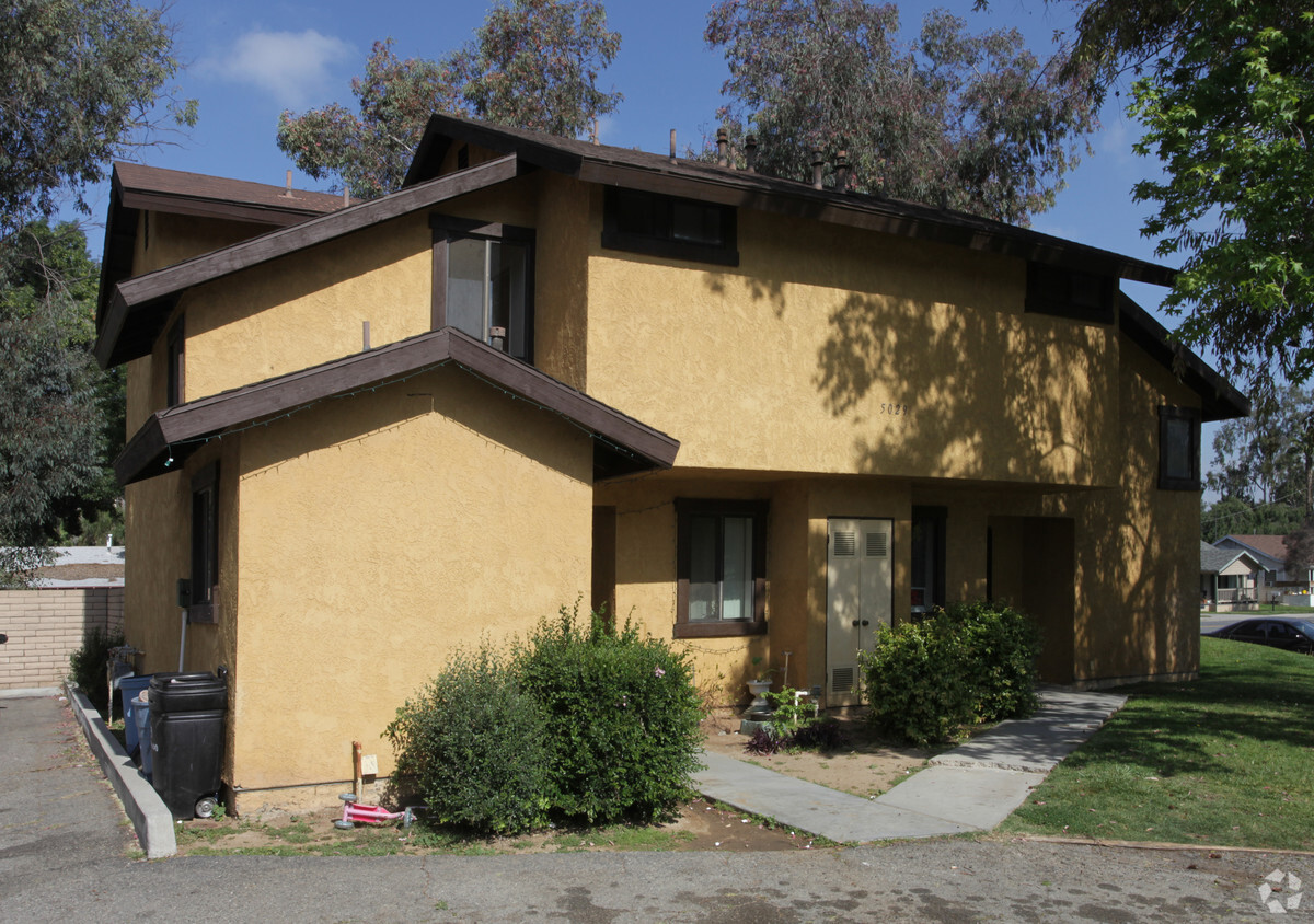 Primary Photo - Plum Tree Apartments