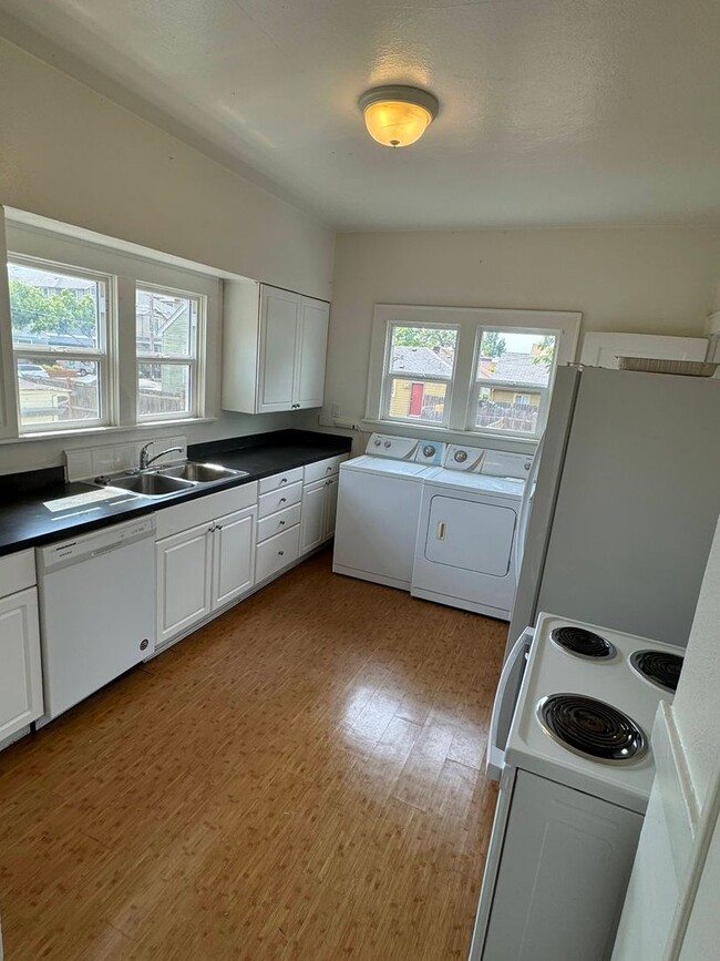 Foto del edificio - 4 Bedroom House on U of O Campus - AVAILAB...