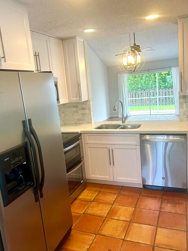 Foto del edificio - 935 Honeytree Ln