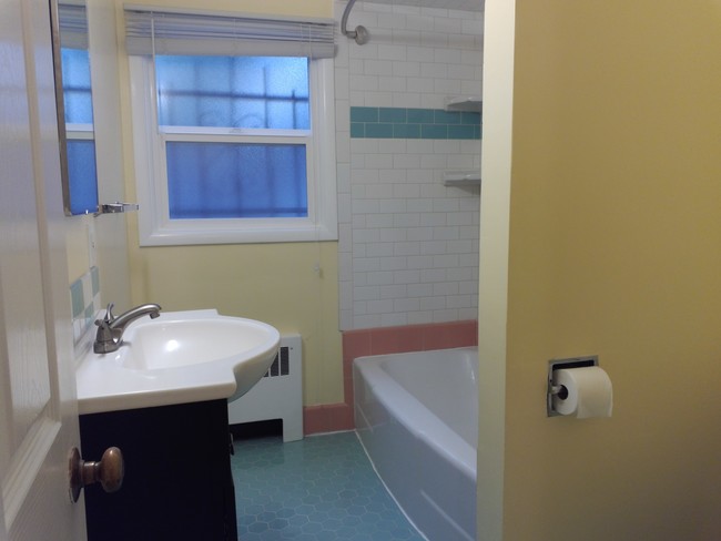 bathroom - 3440 SE Madison St