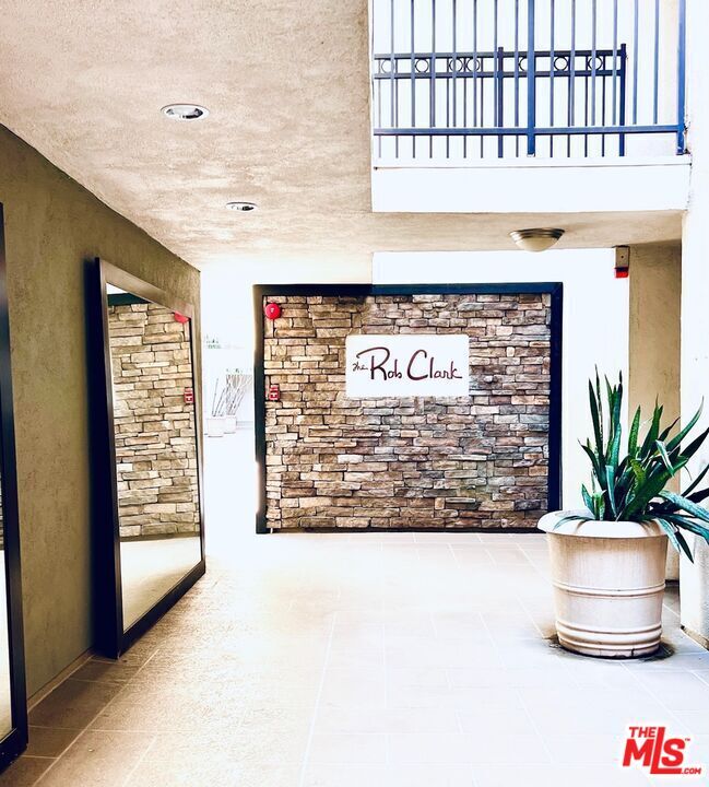 Foto del edificio - 141 S Clark Dr