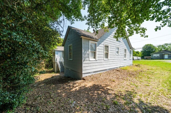 Building Photo - 600 23rd Ave E