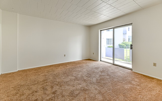 Building Photo - Hillcrest Apartments