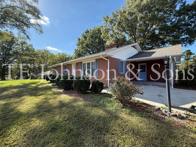 Building Photo - Three bedroom House with Large Lot in Country Setting