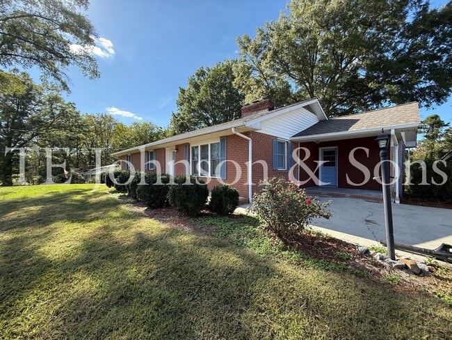 Foto del edificio - Three bedroom House with Large Lot in Country Setting