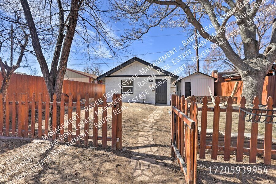 Foto principal - Charming Cottage on Huge Lot with Fenced Y...