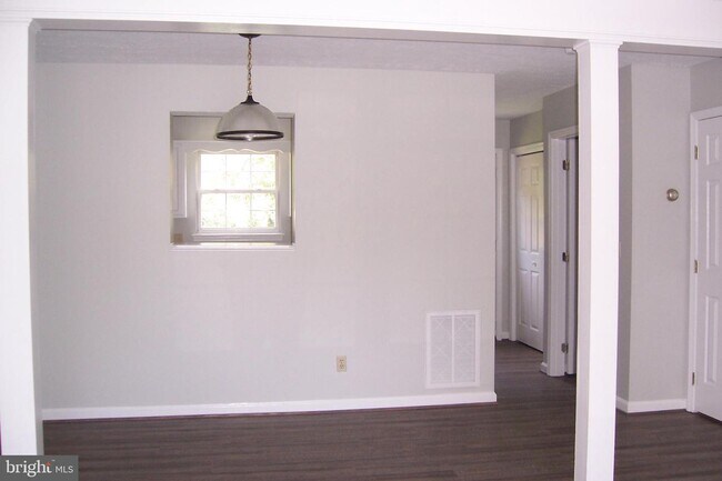 Building Photo - 203 Sutton Ct