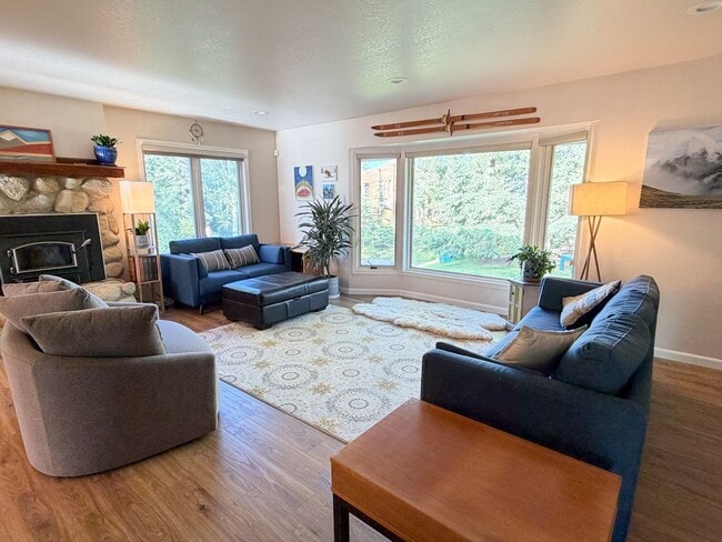 Building Photo - 6841 Crooked Tree Dr
