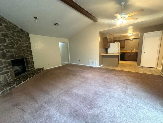 Building Photo - Gorgeous 3 Bedroom 2 bathroom duplex In Br...