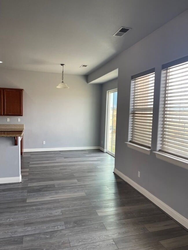 Building Photo - Newer Home