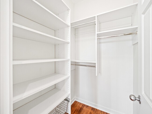 Building Photo - 1044 N Wolcott Ave