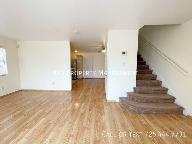Foto del edificio - 3 BED, 2.5 BATH 2 STORY HOME IN GATED COMM...