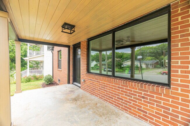 Building Photo - 1104 E Martin St