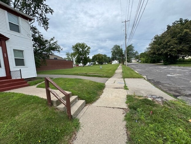 Building Photo - Trail St 223-225 W