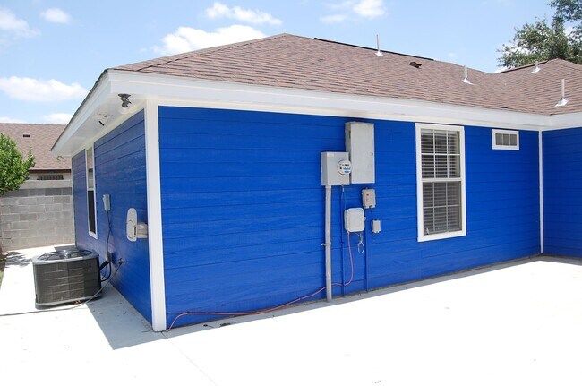 Building Photo - 3222 Monclova Dr