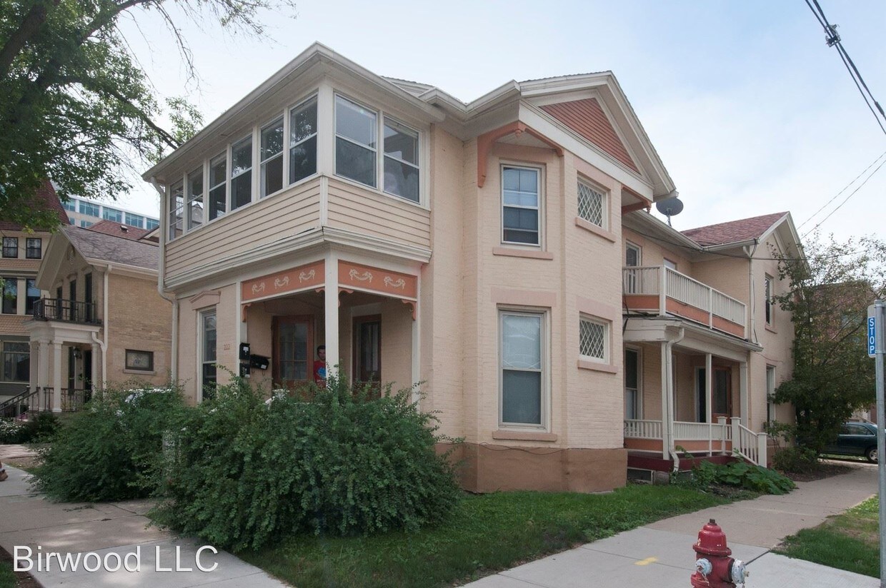 Primary Photo - 222 N Pinckney St