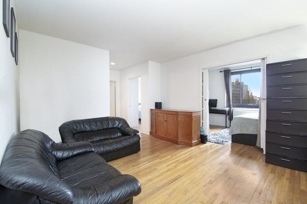 Building Photo - 284 Mott St