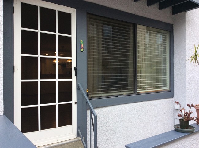 Puerta principal - 12711 Mitchell Ave