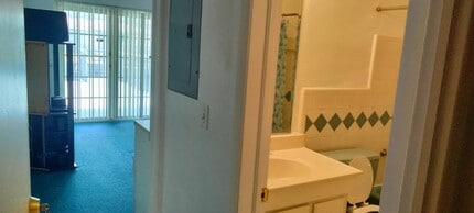 Building Photo - 921 SE 5th Ave