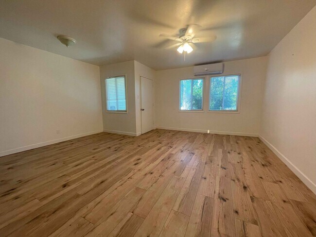 Building Photo - Tri-Plex, 1 bedroom, 1 bath plus a large o...