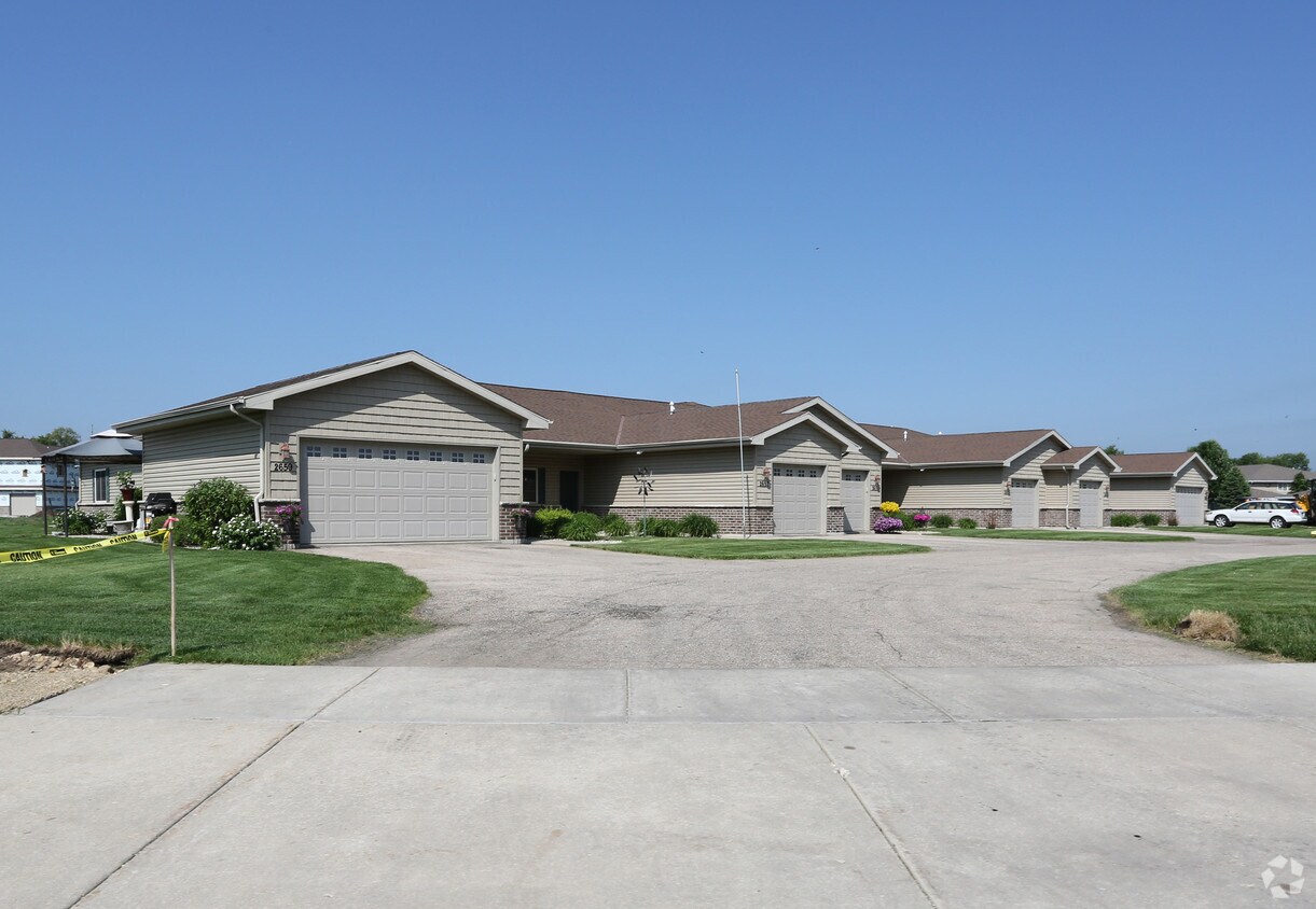 ELM GROVE ESTATES Apartments in Beloit, WI