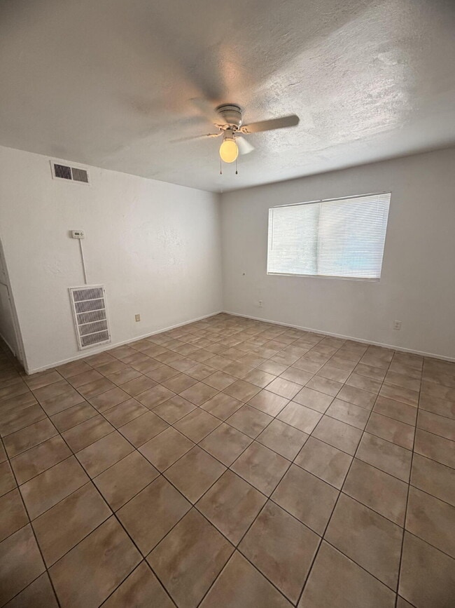 Building Photo - Spacious 3 Bed / 1 Bath Apartment with Open Layout & In-Unit Laundry
