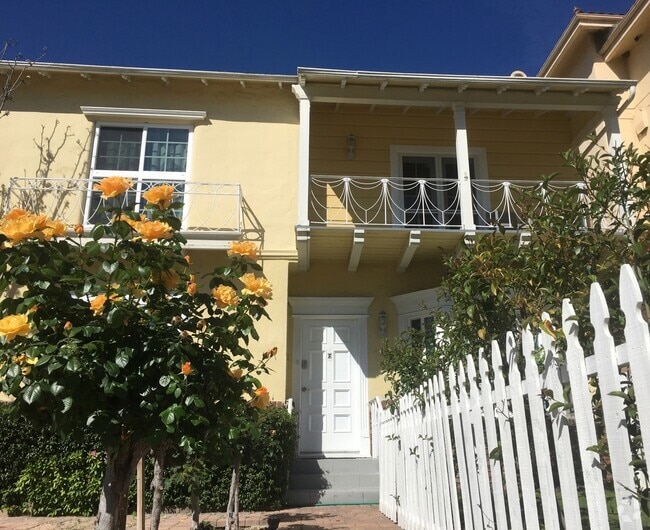 Park la Brea Apartments for Rent with a Yard Los Angeles, CA 4