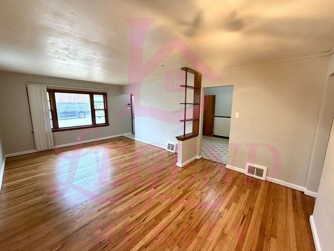 Building Photo - 2 bedroom 1 bathroom home with beautiful hardwood floors!
