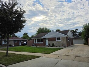Building Photo - 9104 Oleander Ave