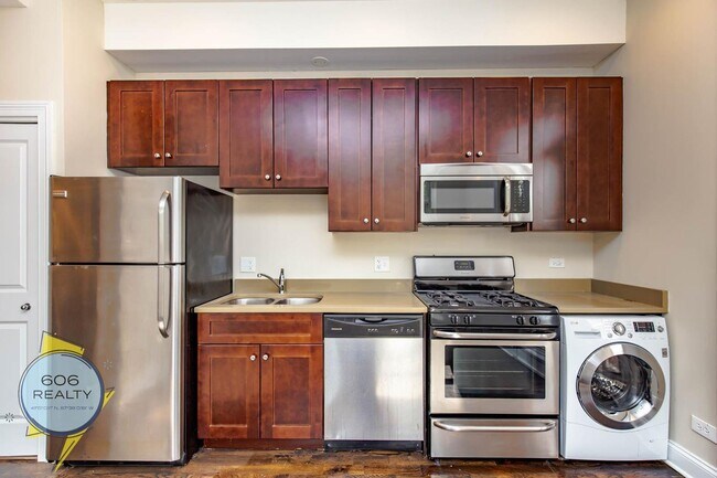 Foto del edificio - Lincoln Park Renovated Apartments!