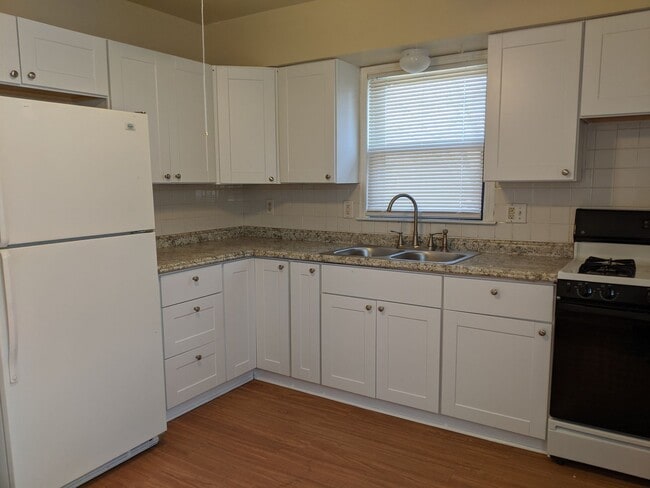 Foto del edificio - Gorgeous 3 Bed Upper Available with shared Garage & Hardwood floors, Appliances incl.