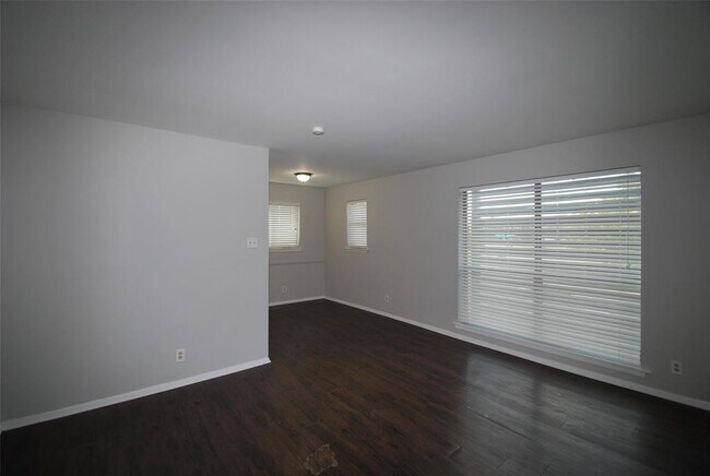 Building Photo - 5004 Live Oak St