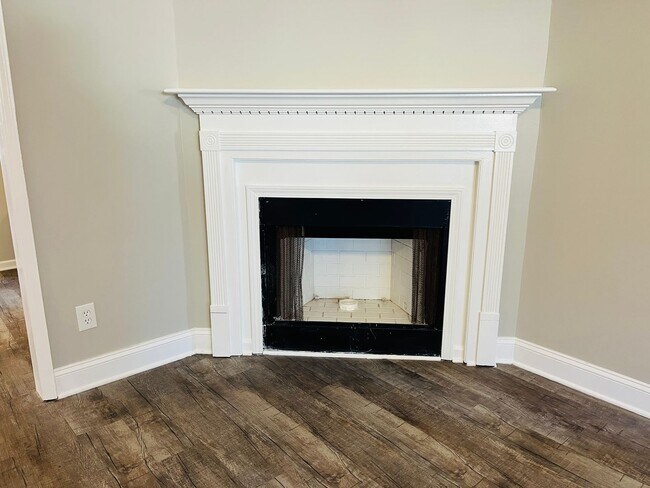 Building Photo - Wow! Spacious, newly renovated 3 bedroom 2 bathroom home in College Park! Must see!!