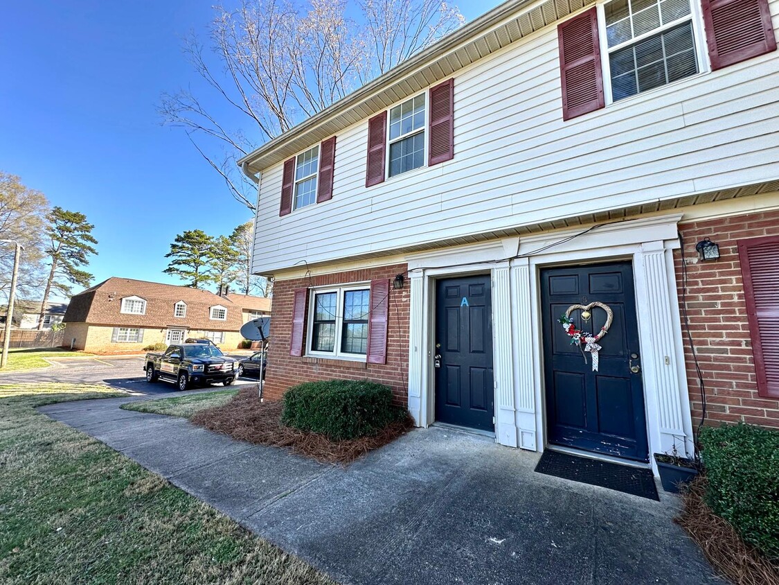Foto principal - 5812 Hunting Ridge Ln