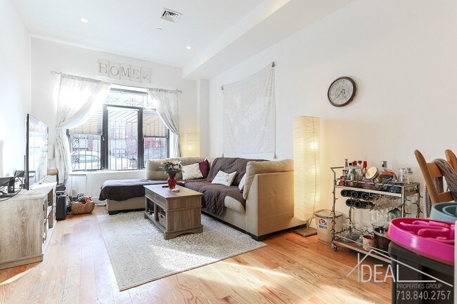 Foto del edificio - 90 Troy Avenue #1R