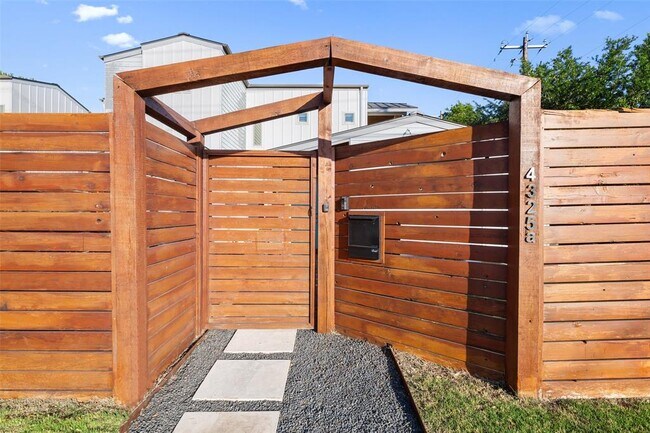 Foto del edificio - 4325 Banister Ln