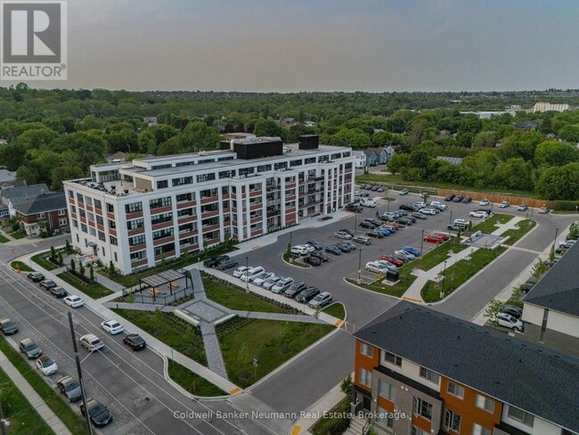 Photo du bâtiment - 120 Huron St