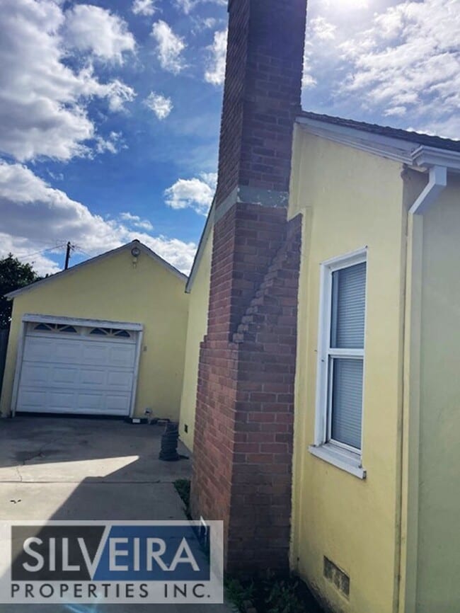 Building Photo - Inviting 2 Bedroom Home ready and available for rent!