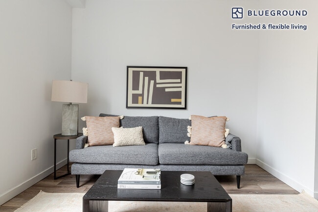 Building Photo - 556 3rd Ave