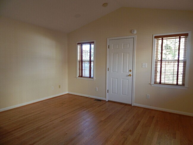 Foto del edificio - NICELY UPDATED DUPLEX NEAR METRO