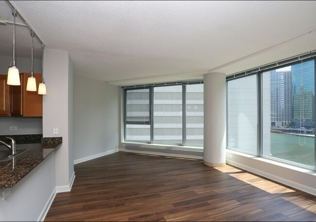 Foto del edificio - 303 N Canal St