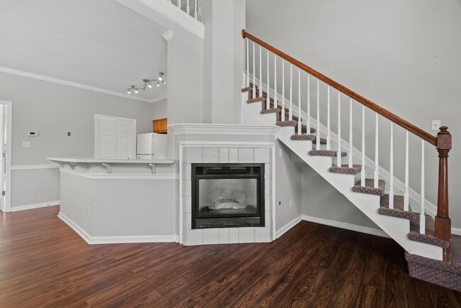 Building Photo - Open floor plan with 2 primary suites. Ava...