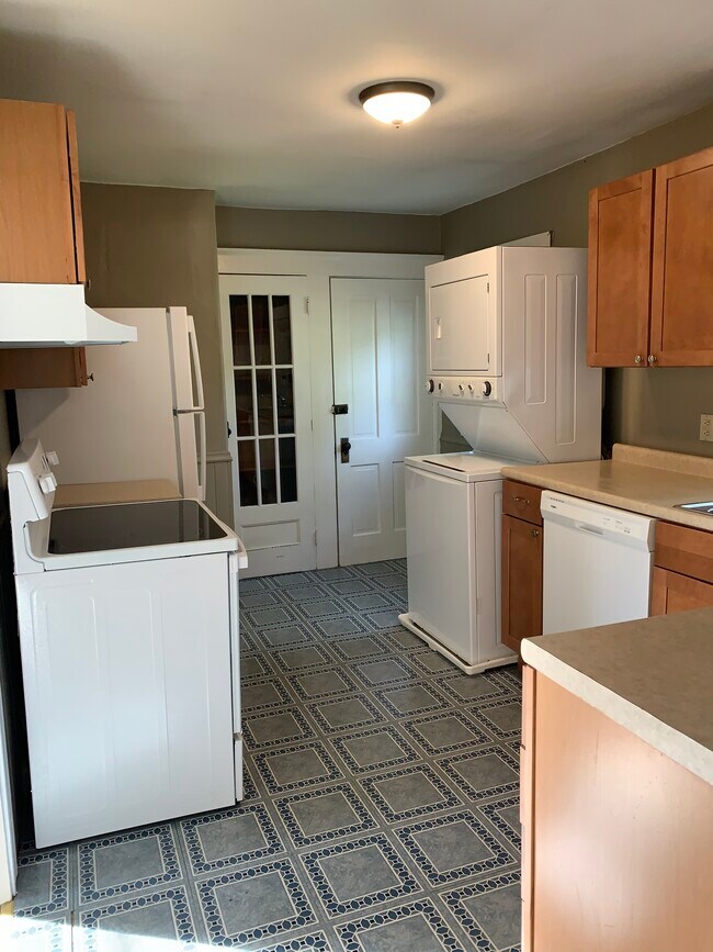 Kitchen with washer/dryer, large pantry and dishwasher - 14 Everett St