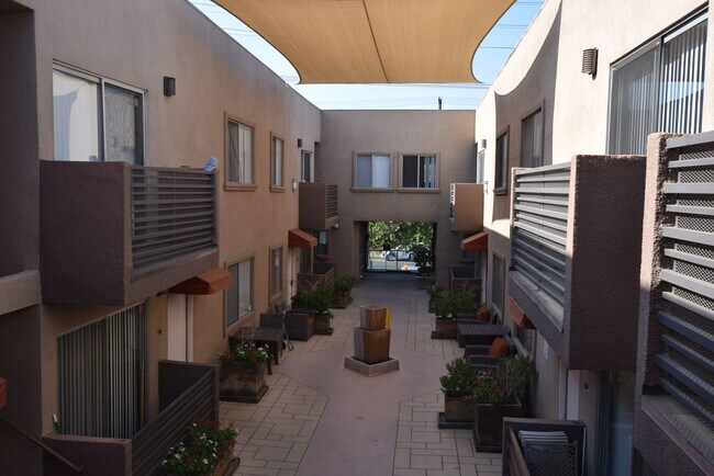 Foto del edificio - 21306 Parthenia St