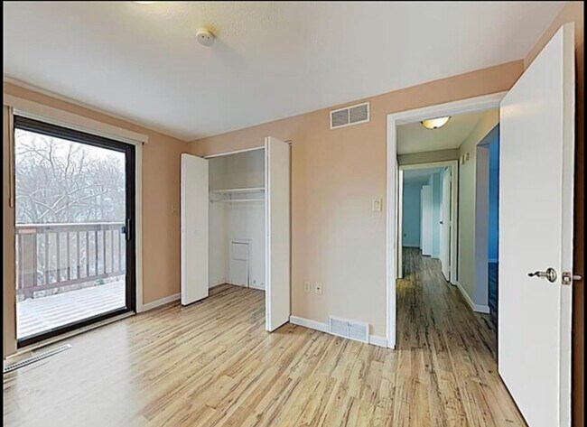 Bedroom one with balcony - 3077 Mount Troy Rd