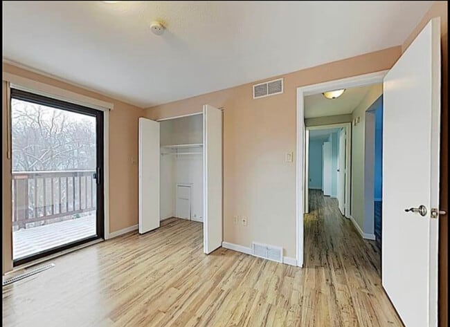 Bedroom one with balcony - 3077 Mount Troy Rd