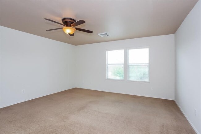 Building Photo - 5027 Oak Briar Ln