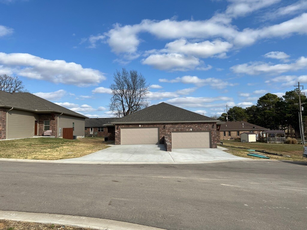 1310 S Nelson Ct, Lebanon, MO 65536 Townhome Rentals in Lebanon MO